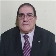 Profesor especializado en disciplinas empresariales. Interactuando con el alumno entre el concepto teórico y la aplicación práctica sobre su propia realidad personal/profesional